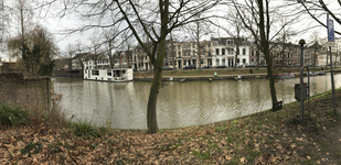 853061 Gezicht over de Stadsbuitengracht op enkele huizen aan de Wittevrouwensingel te Utrecht, vanaf de Wittevrouwenkade.